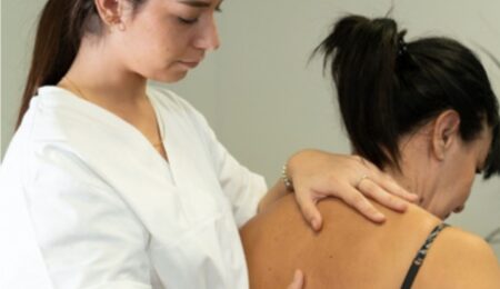 Maladie de Parkinson : comment l’ostéopathie peut vous accompagner