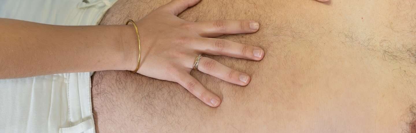 Soulager les douleurs abdominales et digestives des seniors grâce à une approche naturelle et globale