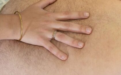 Soulager les douleurs abdominales et digestives des seniors grâce à une approche naturelle et globale