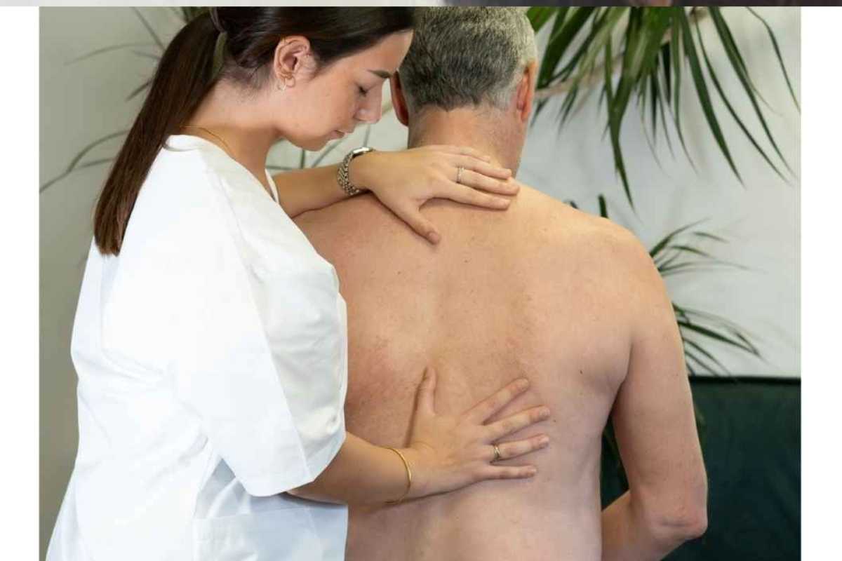 Trouver un ostéopathe à Annecy : portrait de votre praticienne en consultation au cabinet.