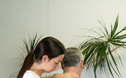 Soulager les Douleurs des Seniors avec une Approche Naturelle et Personnalisée grace a l&rsquo;osteopathie.